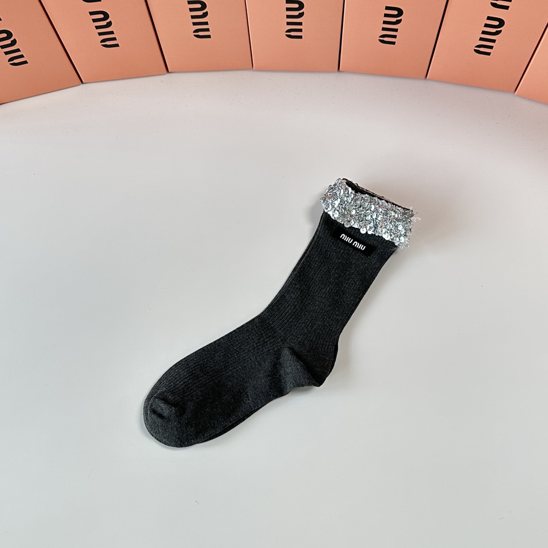 💛配包装MiuMiu（缪缪）新款经典重工饰品袜堆堆袜袜子！一盒一双， 专柜同步筒款袜子，💛大牌出街，潮人