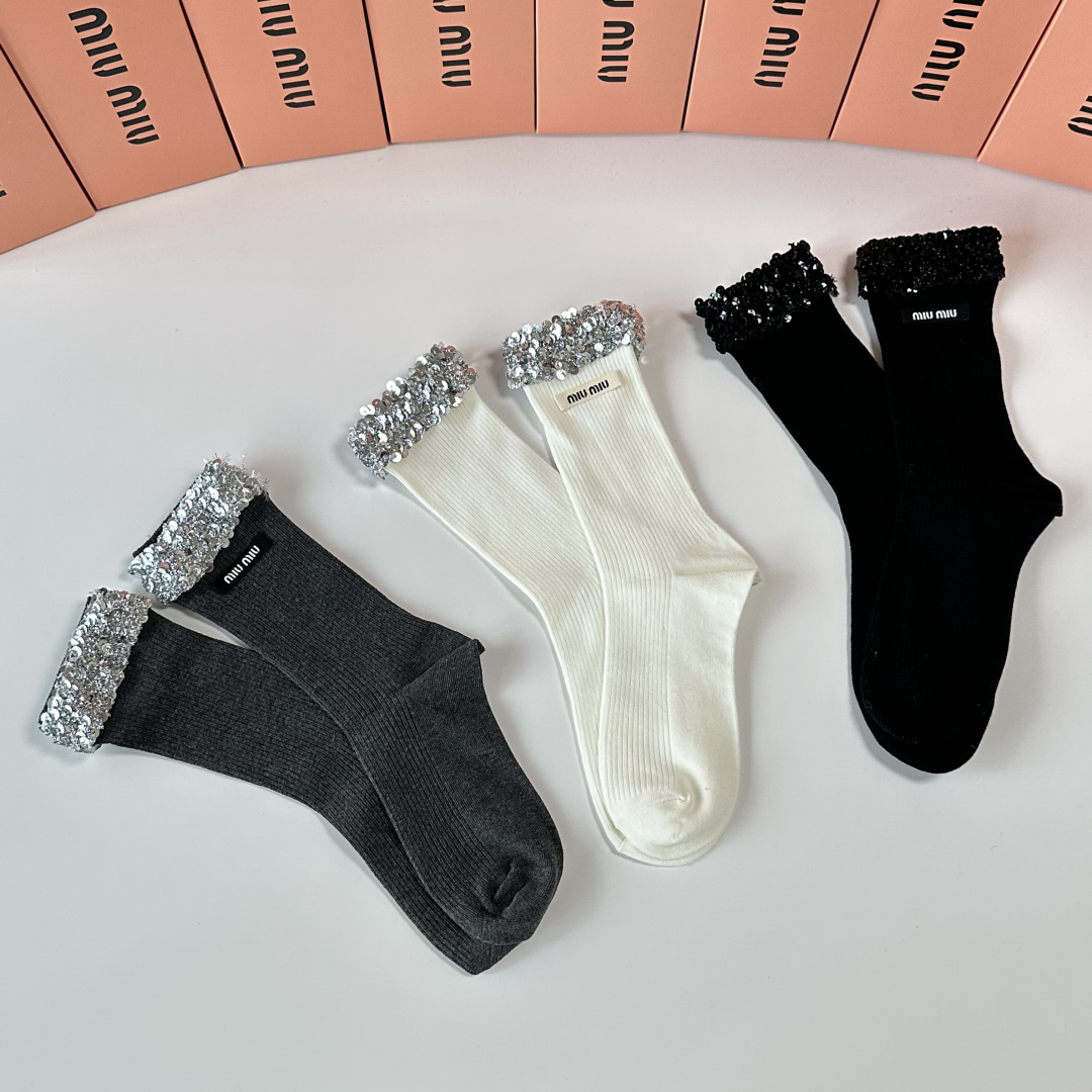 💛配包装MiuMiu（缪缪）新款经典重工饰品袜堆堆袜袜子！一盒一双， 专柜同步筒款袜子，💛大牌出街，潮人