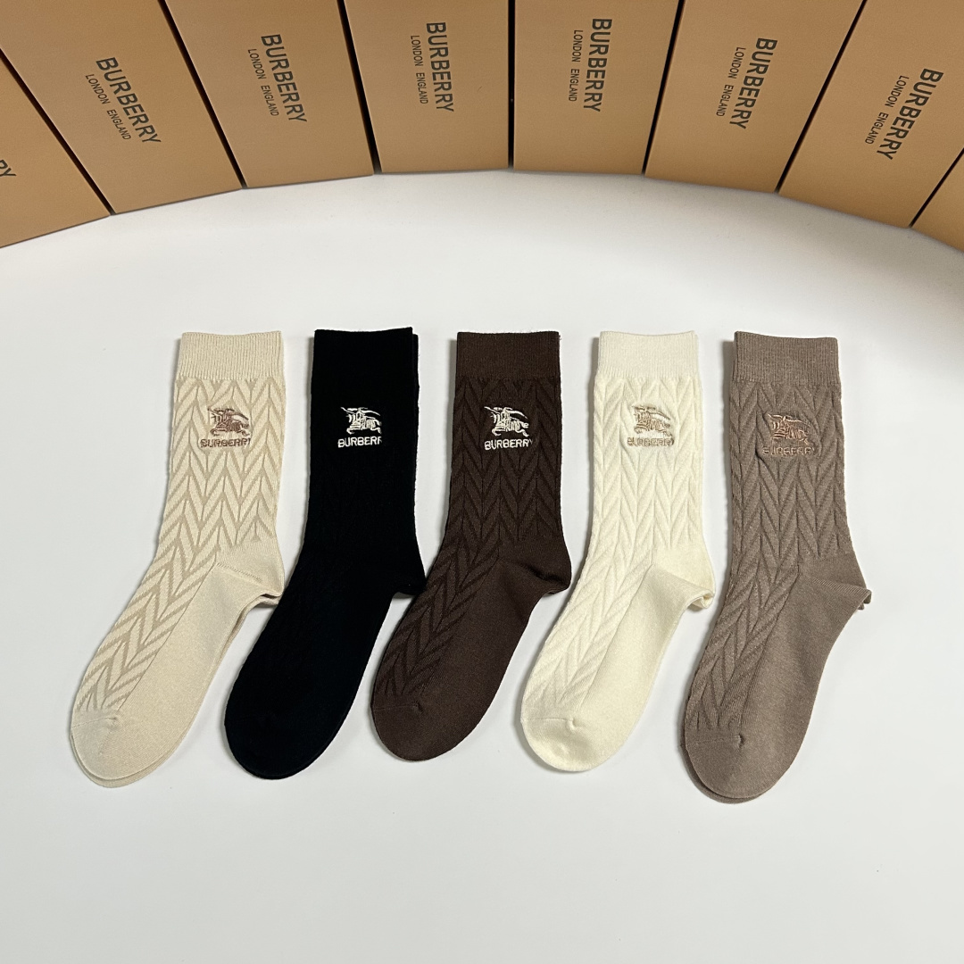NO:586152,Specially packaged Burberry's new cashmere embroidered mid-length pile socks!  Five pairs in a box, counter-synchronized tube socks, big brands out on the street, fashionable people must have super matching socks, stockings, socks, burberry, burberry, socks19860909特 配包装 Burberry（巴宝莉）新款羊绒刺绣中长款堆堆袜袜子！一盒五双, 专柜同步筒款袜子,大牌出街,潮人必备超好搭袜子,丝袜,袜子,burberry,burberry,socks,accessory