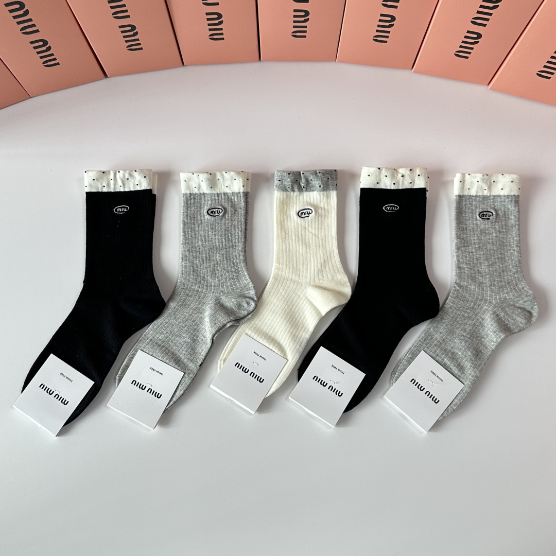 NO:586160,Special packaging MiuMiu's new embroidered classic mid-length socks!  Five pairs in a box, counter-synchronized tube socks, big brands out on the street, must-haves for fashionistas, super easy to match. Socks, stockings, socks, miumiu, socks19860909特配包装 MiuMiu（缪缪）新款刺绣经典中长筒袜堆堆袜袜子！一盒五双, 专柜同步筒袜袜子,大牌出街,潮人必备超好搭.袜子,丝袜,袜子,miumiu,socks,accessory