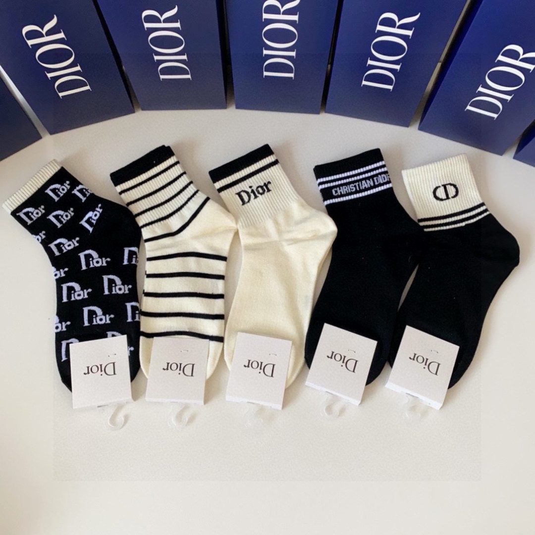 NO:586189,Specially equipped with counter packaging DIOR's new mid-length pile socks!  Five pairs in a box, synchronized tube socks at the counter, big brands going out on the street, must-have socks for fashionistas, stockings, socks, dior, dior, socks19860909特 配专柜包装 DIOR（迪奥）新款中长款堆堆袜袜子！一盒五双,专柜同步筒袜袜子,大牌出街,潮人必备超好搭袜子,丝袜,袜子,dior,dior,socks,accessory