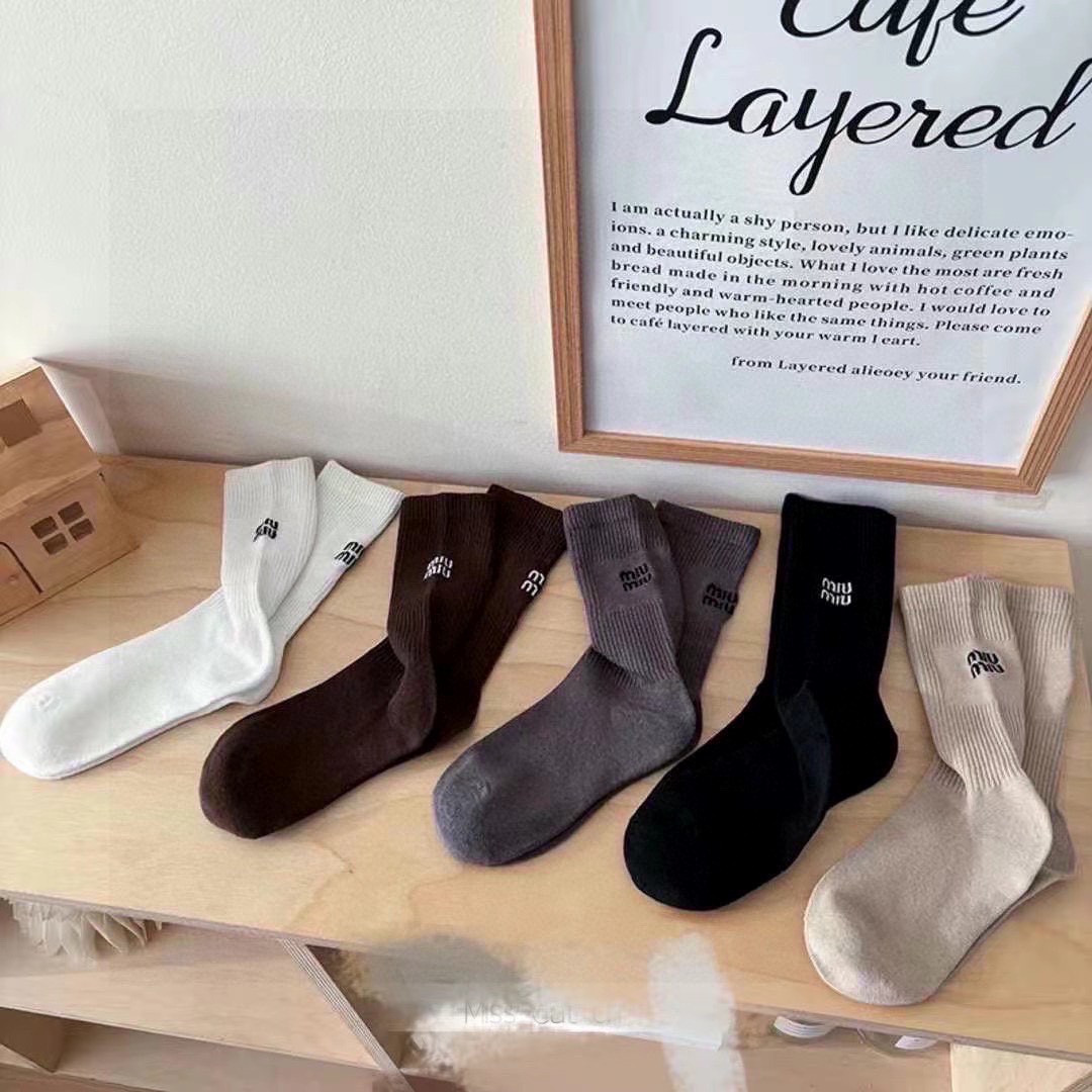 NO:586224,Specially equipped with counter packaging MiuMiu's new mid-length embroidered pile socks!  Five pairs in a box, synchronized tube socks at the counter, big brands going out on the street, must-have socks for fashionistas, stockings, socks, miumiu, socks19860909特 配专柜包装 MiuMiu（缪缪）新款中长款刺绣款堆堆袜袜子！一盒五双,专柜同步筒袜袜子,大牌出街,潮人必备超好搭袜子,丝袜,袜子,miumiu,socks,accessory