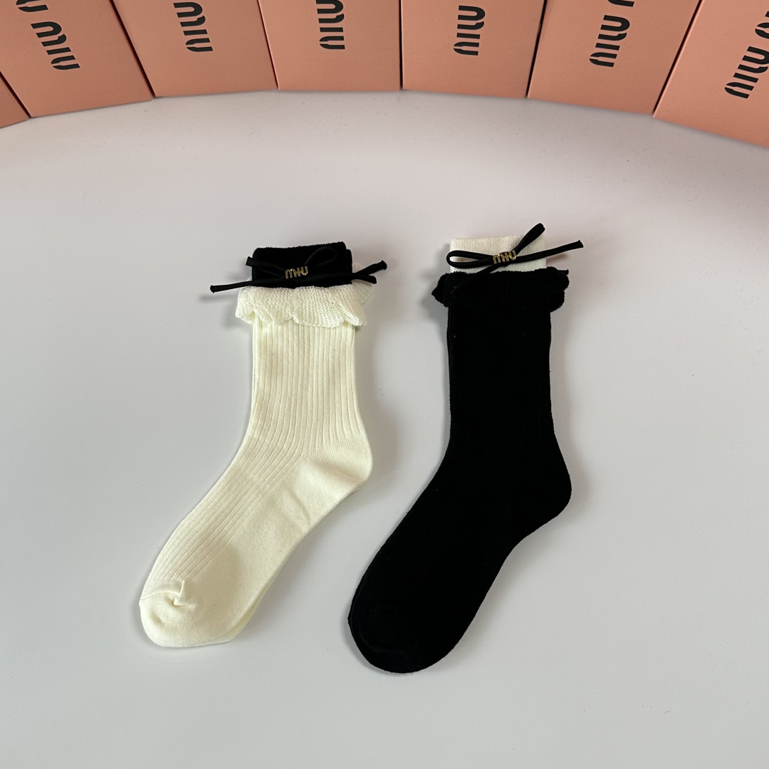 NO:586241,Specially packaged MiuMiu's new classic mid-length accessories socks!  Two pairs in a box, synchronized tube socks at the counter, big brands out on the street, a must-have for fashionistas, super easy to match. Socks, stockings, socks, miumiu, socks19860909特 配包装 MiuMiu（缪缪）新款经典中长款饰品袜堆堆袜袜子！一盒两双, 专柜同步筒款袜子,大牌出街,潮人必备超好搭.袜子,丝袜,袜子,miumiu,socks,accessory