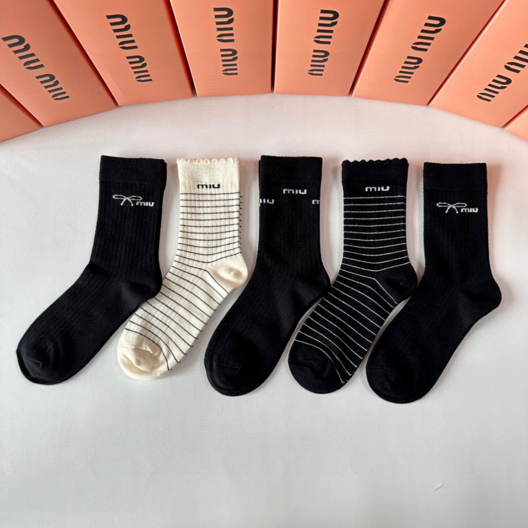 NO:586247,Specially equipped with counter packaging MiuMiu's new mid-length cashmere socks!  Five pairs in a box, counter-synchronized tube socks, big brands out on the street, a must-have for fashionistas, super easy to match. Socks, stockings, socks, miumiu, socks19860909特 配专柜包装 MiuMiu（缪缪）新款羊绒中长款堆堆袜袜子！一盒五双,专柜同步筒袜袜子,大牌出街,潮人必备超好搭.袜子,丝袜,袜子,miumiu,socks,accessory