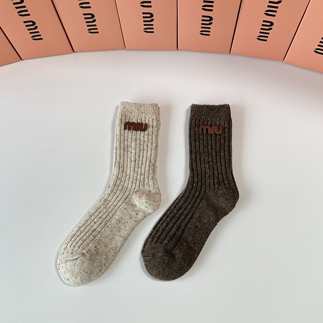 NO:586186,Special counter packaging MiuMiu's new cashmere pile socks!  Two pairs in a box, counter-synchronized socks, big brands out on the street, must-have socks for fashionistas, stockings, socks, miumiu, socks19860909特配专柜包装 MiuMiu（缪缪）新款羊绒堆堆袜袜子！一盒两双,专柜同步款袜子,大牌出街,潮人必备超好搭袜子,丝袜,袜子,miumiu,socks,accessory