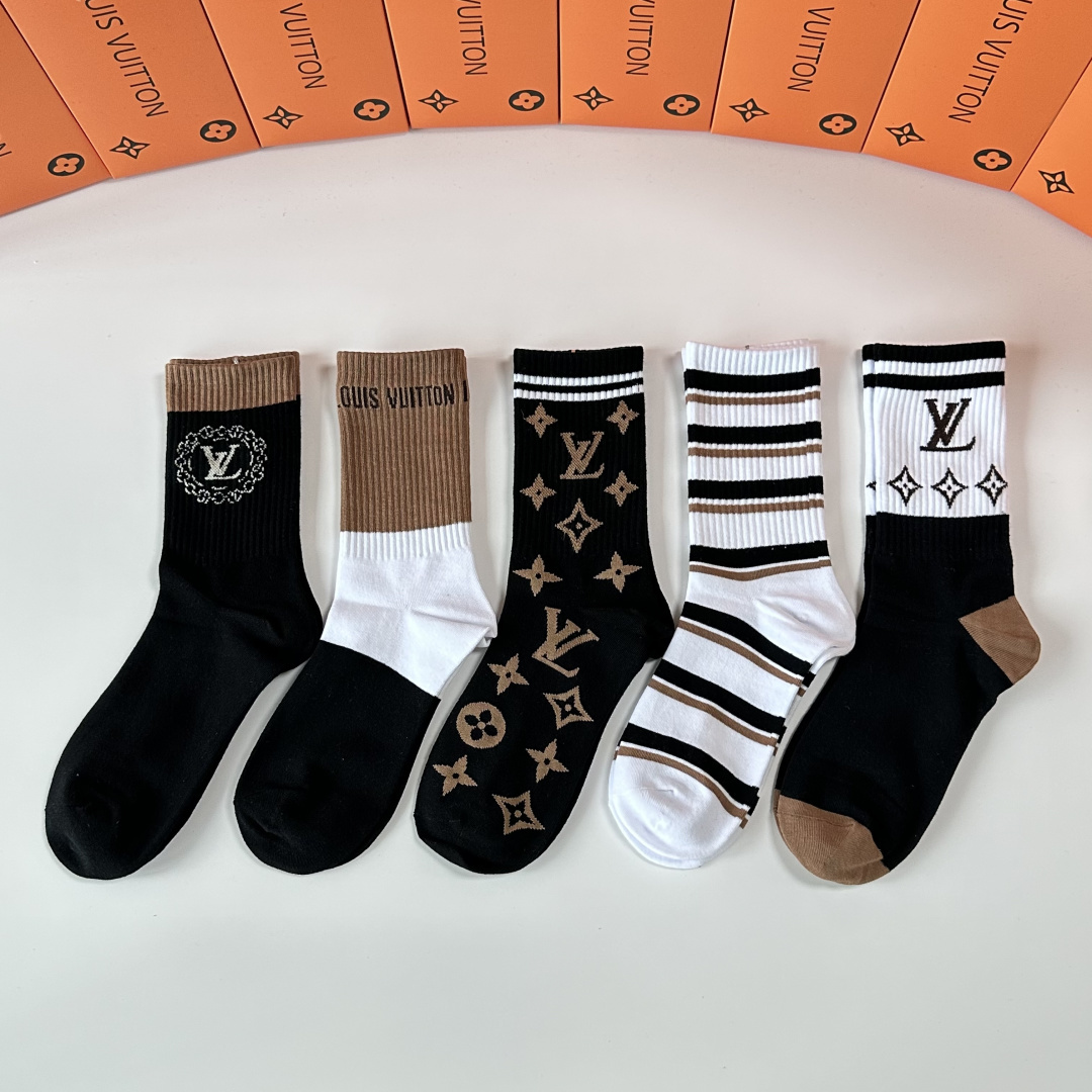NO:586196,Specially equipped with counter packaging LV (Louis Vuitton) new mid-length pile socks!  Five pairs in a box, counter-synchronized tube socks, big brands out on the street, a must-have for fashionistas, super easy to match. Socks, stockings, socks, louis vuitton, louis vuitton, socks19860909特 配专柜包装 LV（路易威登）新款中长款堆堆袜袜子！一盒五双,专柜同步筒袜袜子,大牌出街,潮人必备超好搭.袜子,丝袜,袜子,louis vuitton,louis vuitton,socks,accessory