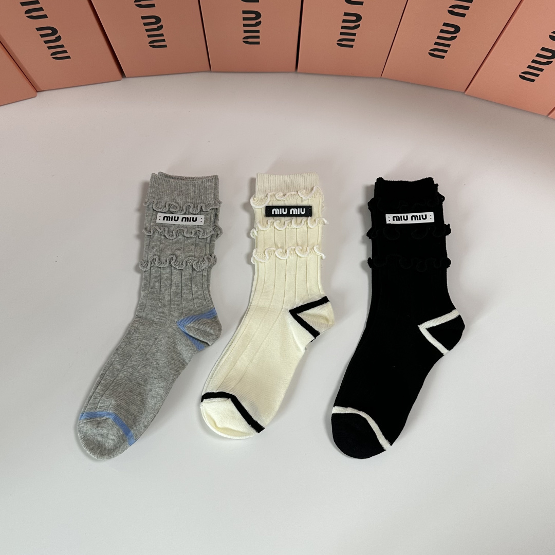 NO:585688,Specially packaged MiuMiu's new classic mid-length accessories socks!  Three pairs in a box, counter-synchronized tube socks, big brands out on the street, a must-have for fashionistas, super easy to match. Socks, stockings, socks, miumiu, socks19860909特 配包装 MiuMiu（缪缪）新款经典中长款饰品袜堆堆袜袜子！一盒三双, 专柜同步筒款袜子,大牌出街,潮人必备超好搭.袜子,丝袜,袜子,miumiu,socks,accessory