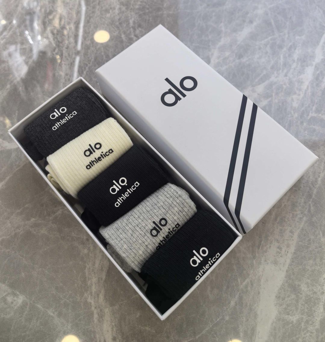 NO:585694,Special counter packaging ALO's new cashmere double-needle hot-printed mid-length pile socks!  Five pairs in a box, synchronized tube socks at the counter, big brands going out on the street, must-have socks for fashionistas, stockings, socks, socks19860909特配专柜包装 ALO 新款羊绒双针烫印中长款堆堆袜袜子！一盒五双,专柜同步筒袜袜子,大牌出街,潮人必备超好搭袜子,丝袜,袜子,socks,accessory