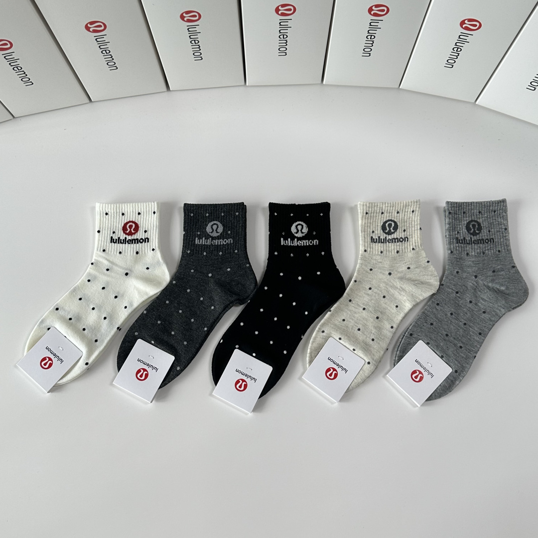 NO:585700,Specially packaged lululemon's new mid-length pile socks!  Five pairs in a box, synchronized tube socks at the counter, big brands going out on the street, must-have socks for fashionistas, stockings, socks, socks19860909特 配包装 lululemon 新款中长款堆堆袜袜子！一盒五双, 专柜同步筒款袜子,大牌出街,潮人必备超好搭袜子,丝袜,袜子,socks,accessory
