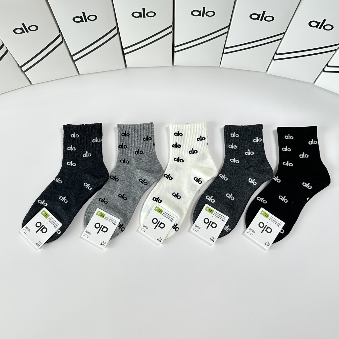 NO:585710,Special packaging for ALO's new mid-length socks!  Five pairs in a box, synchronized tube socks at the counter, big brands going out on the street, must-have socks for fashionistas, stockings, socks, socks19860909特配包装 ALO 新款中长筒款堆堆袜袜子！一盒五双, 专柜同步筒款袜子,大牌出街,潮人必备超好搭袜子,丝袜,袜子,socks,accessory