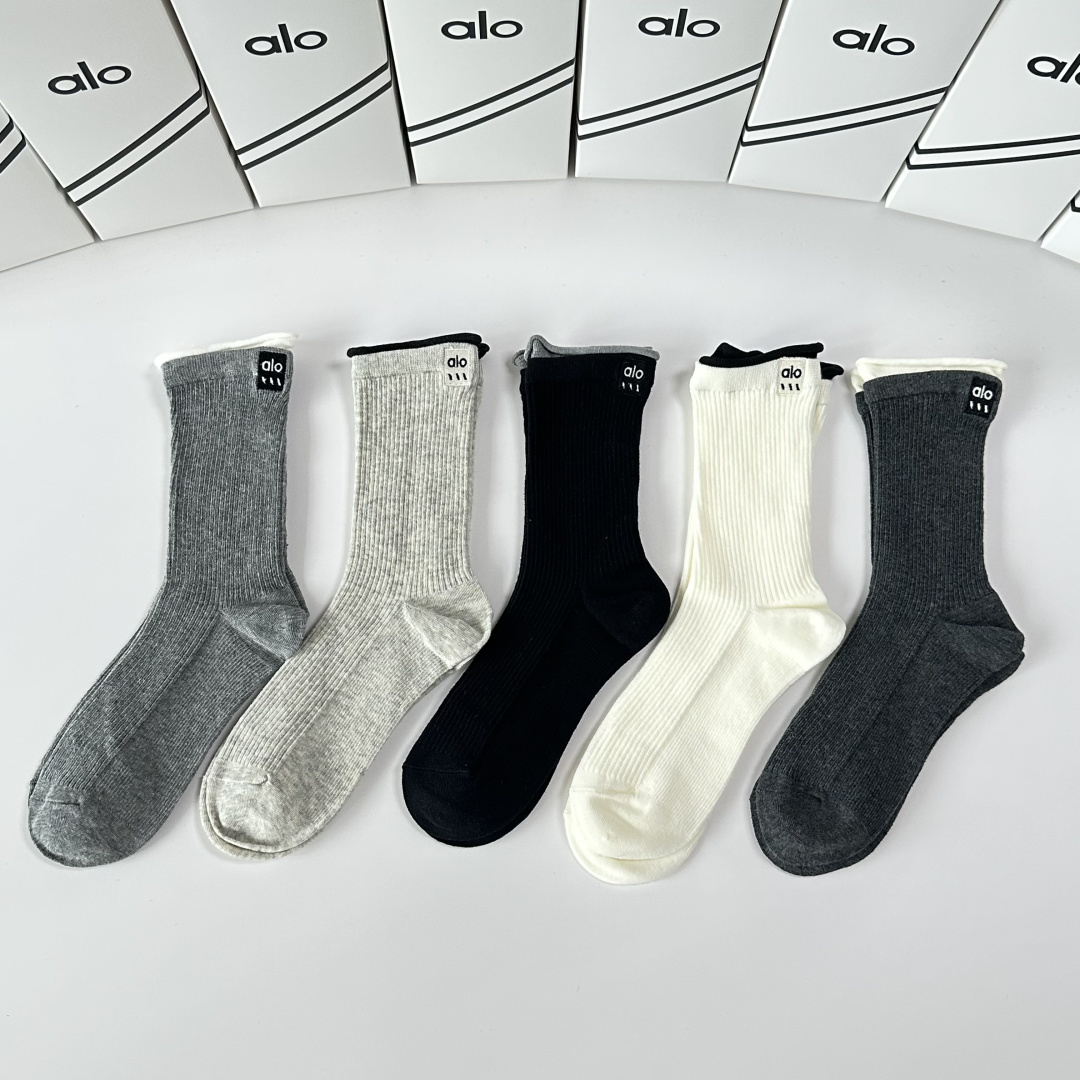 NO:585711,Specially packaged ALO's new cashmere embroidered mid-length pile socks!  Five pairs in a box, synchronized tube socks at the counter, big brands going out on the street, must-have socks for fashionistas, stockings, socks, socks19860909特 配包装 ALO 新款羊绒刺绣中长款堆堆袜袜子！一盒五双, 专柜同步筒款袜子,大牌出街,潮人必备超好搭袜子,丝袜,袜子,socks,accessory