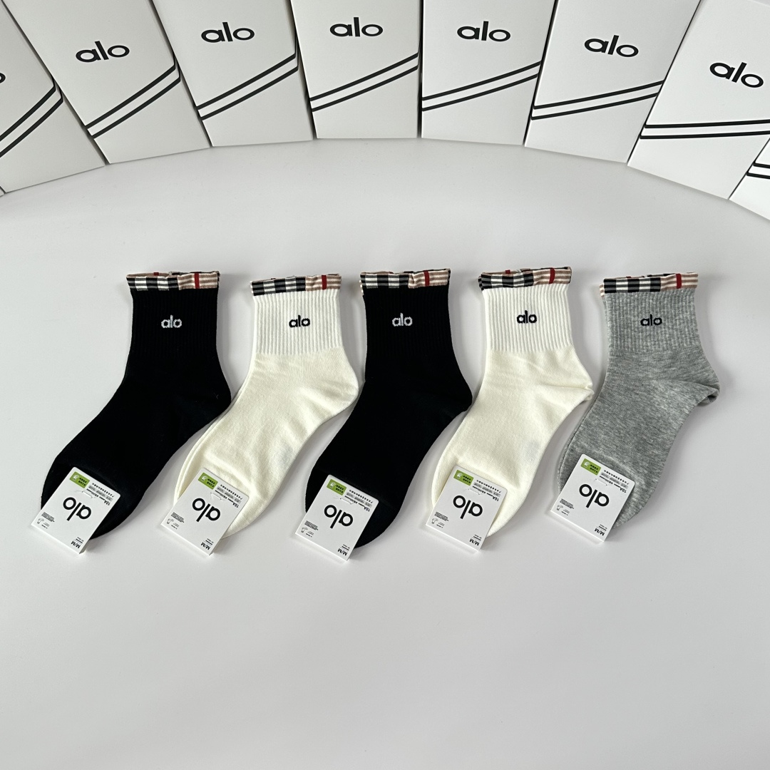 NO:585712,Special packaging for ALO's new mid-length socks!  Five pairs in a box, synchronized tube socks at the counter, big brands going out on the street, must-have socks for fashionistas, stockings, socks, socks19860909特配包装 ALO 新款中长筒款堆堆袜袜子！一盒五双, 专柜同步筒款袜子,大牌出街,潮人必备超好搭袜子,丝袜,袜子,socks,accessory