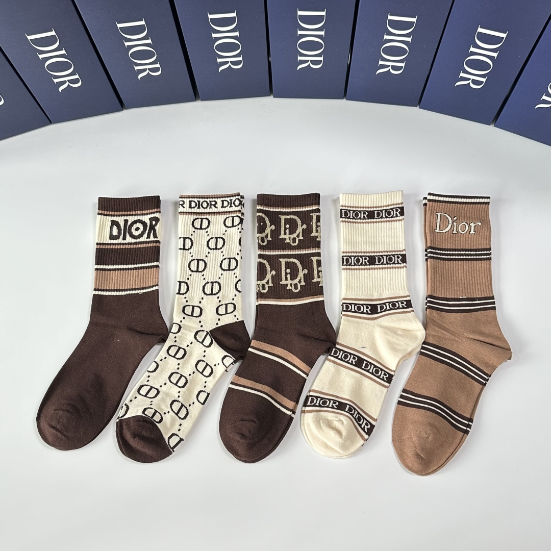 NO:585703,Specially packaged DIOR's new mid-length socks!  Five pairs in a box, synchronized tube socks at the counter, big brands out on the street, must-have socks for fashionistas, stockings, socks, dior, dior, socks19860909特 配包装 DIOR（迪奥）新款中长筒款堆堆袜袜子！一盒五双, 专柜同步筒款袜子,大牌出街,潮人必备超好搭袜子,丝袜,袜子,dior,dior,socks,accessory