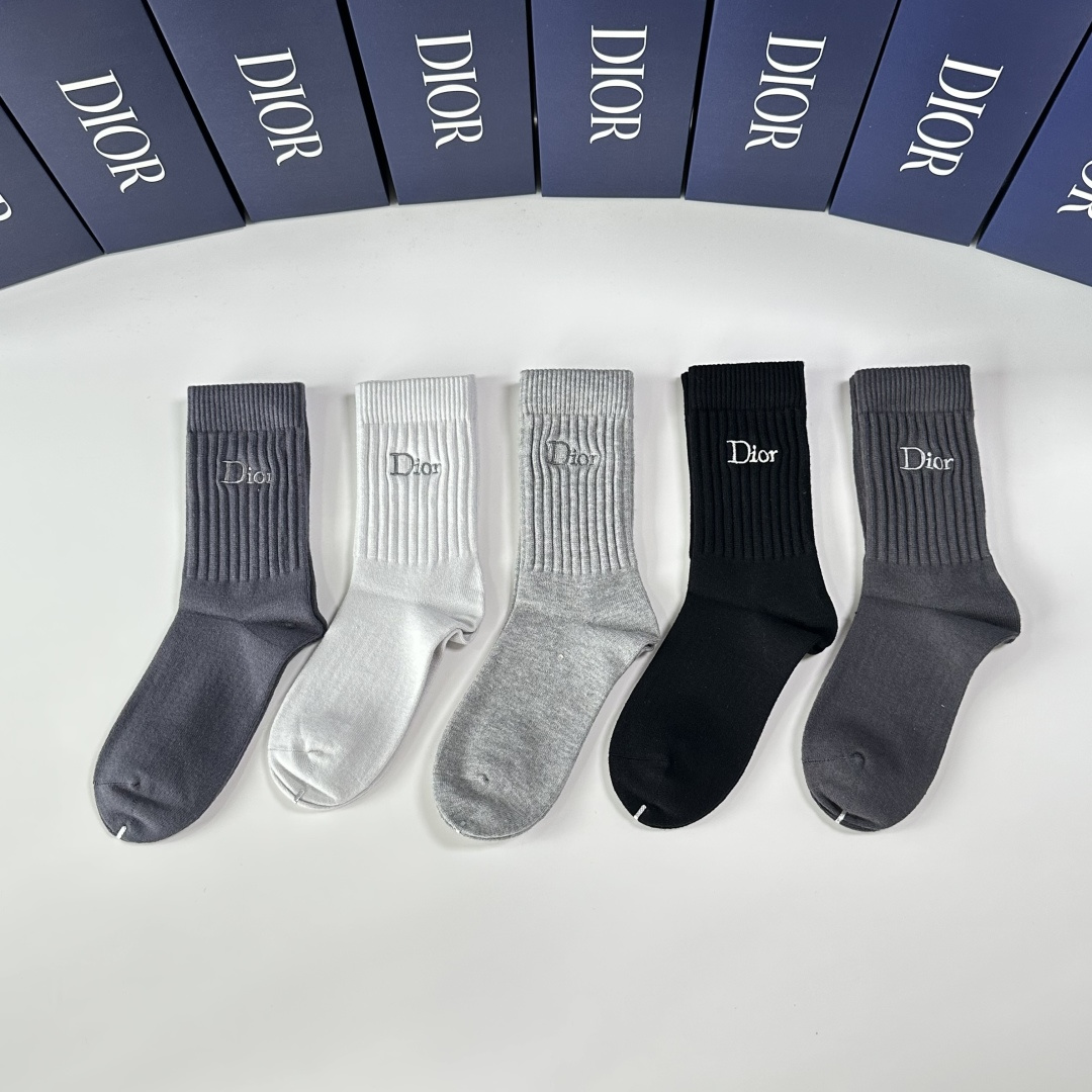 NO:585705,Specially packaged DIOR's new cashmere embroidered mid-length socks!  Five pairs in a box, synchronized tube socks at the counter, big brands out on the street, must-have socks for fashionistas, stockings, socks, dior, dior, socks19860909特配包装 DIOR（迪奥）新款羊绒刺绣中长筒款堆堆袜袜子！一盒五双, 专柜同步筒款袜子,大牌出街,潮人必备超好搭袜子,丝袜,袜子,dior,dior,socks,accessory