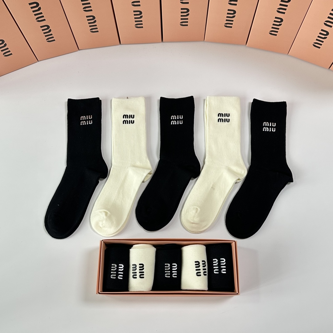 💛配专柜包装MiuMiu（缪缪）新款烫印中长款堆堆袜袜子！一盒五双，专柜同步筒袜袜子，💛大牌出街，潮人必