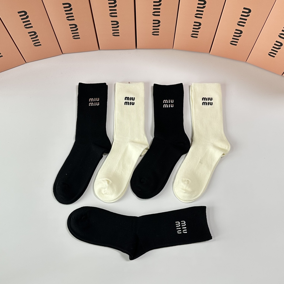 💛配专柜包装MiuMiu（缪缪）新款烫印中长款堆堆袜袜子！一盒五双，专柜同步筒袜袜子，💛大牌出街，潮人必