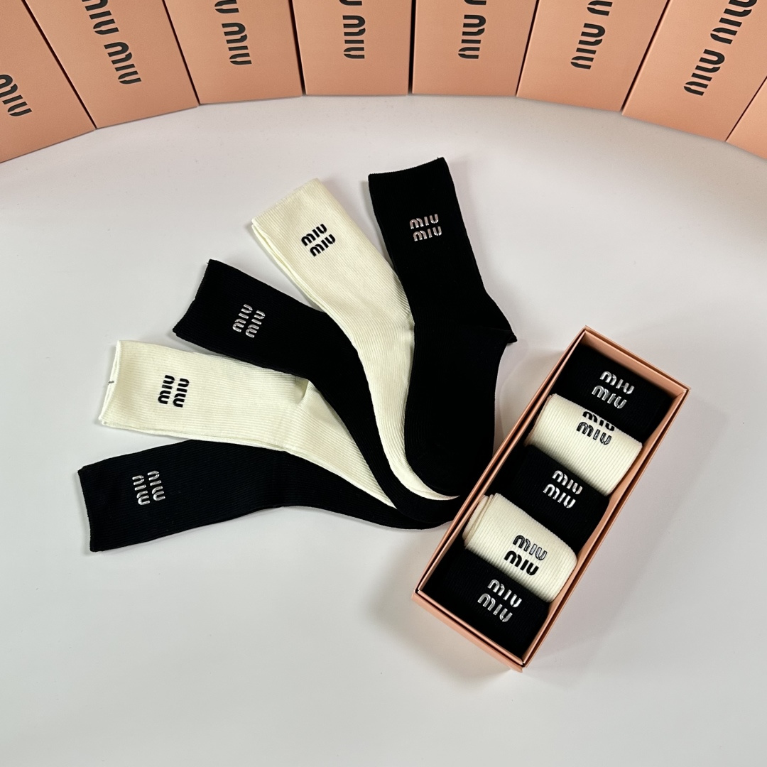 💛配专柜包装MiuMiu（缪缪）新款烫印中长款堆堆袜袜子！一盒五双，专柜同步筒袜袜子，💛大牌出街，潮人必