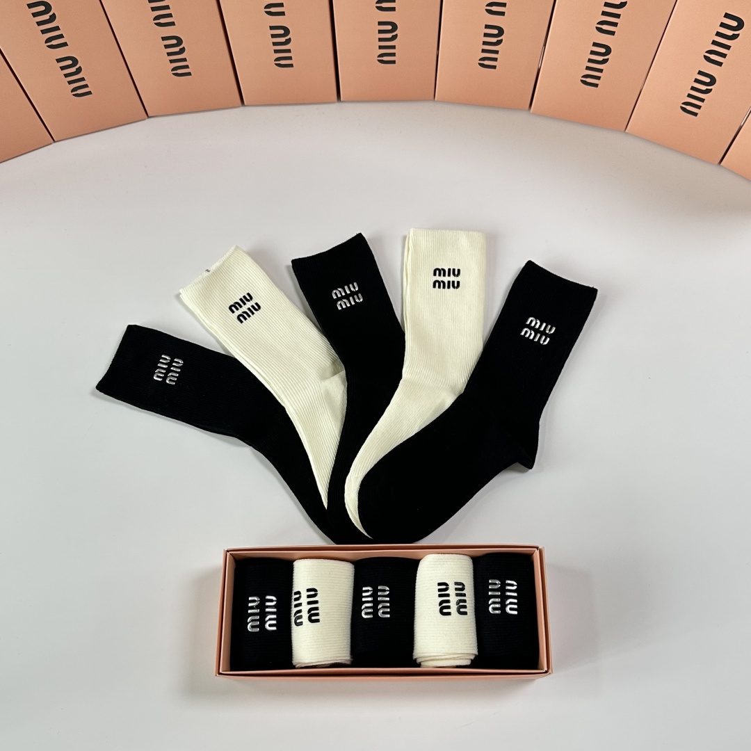 💛配专柜包装MiuMiu（缪缪）新款烫印中长款堆堆袜袜子！一盒五双，专柜同步筒袜袜子，💛大牌出街，潮人必