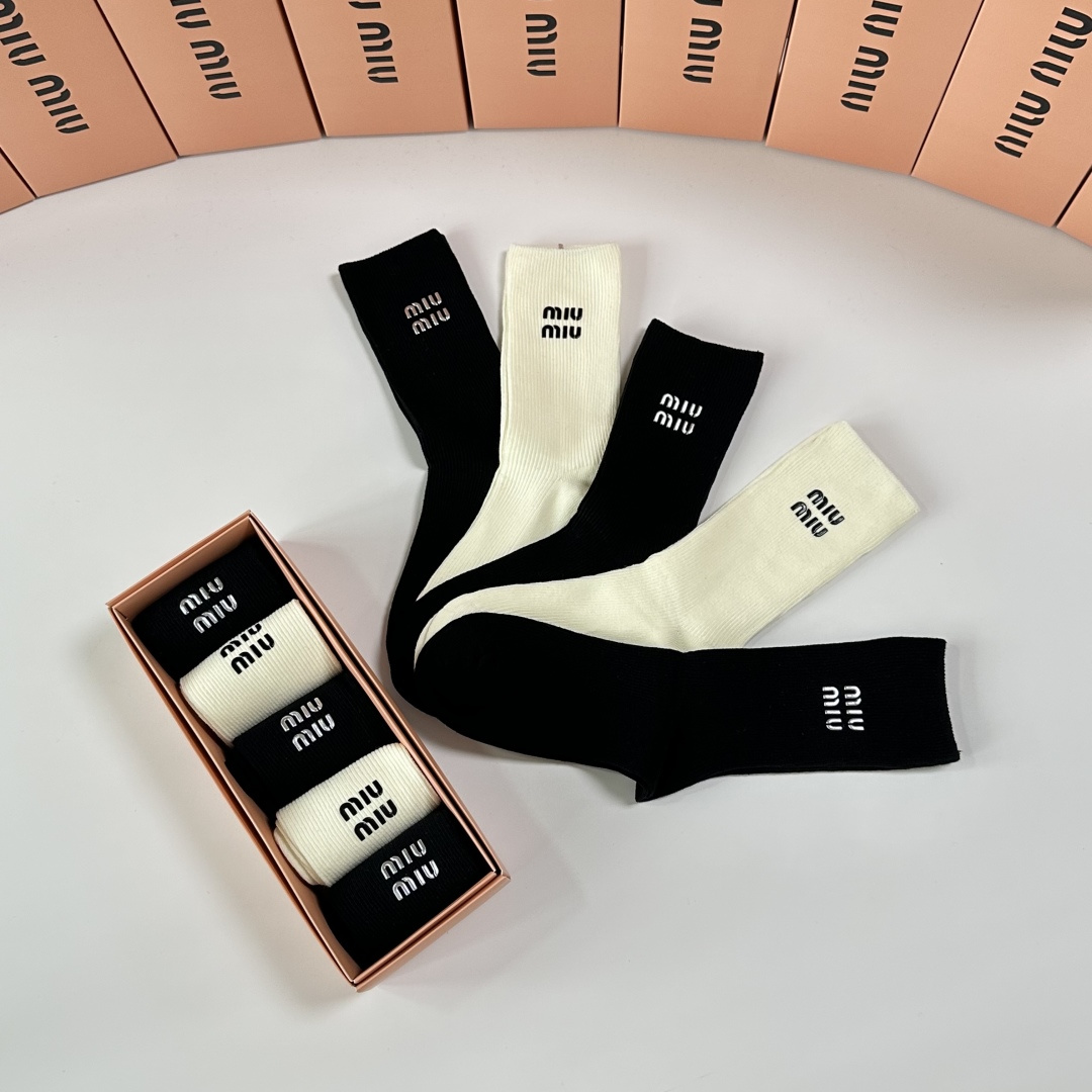 💛配专柜包装MiuMiu（缪缪）新款烫印中长款堆堆袜袜子！一盒五双，专柜同步筒袜袜子，💛大牌出街，潮人必