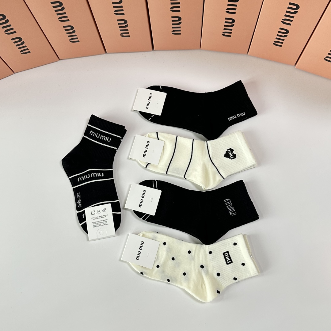 💛配包装MiuMiu（缪缪）新款中长款堆堆袜袜子！一盒五双， 专柜同步筒款袜子，💛大牌出街，潮人必备🔥超