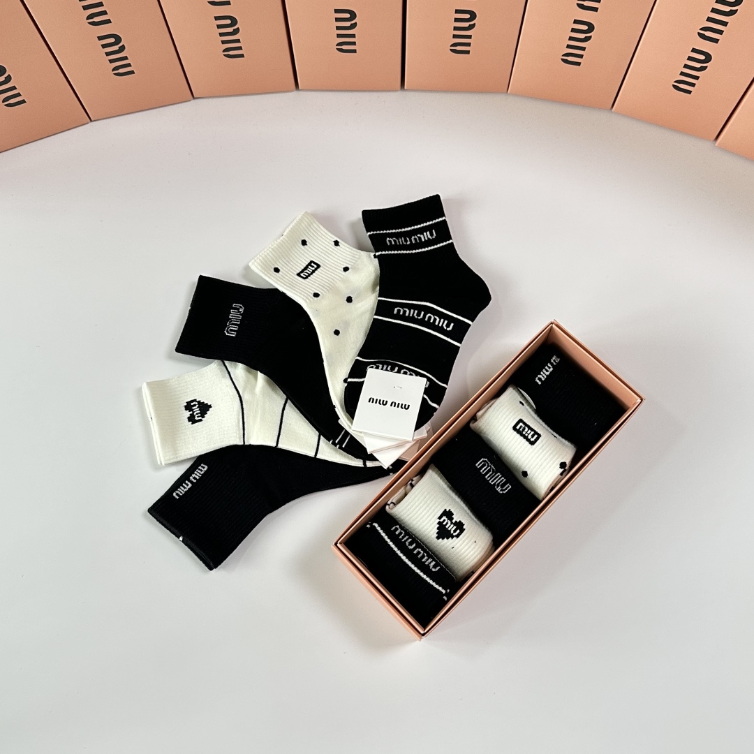 💛配包装MiuMiu（缪缪）新款中长款堆堆袜袜子！一盒五双， 专柜同步筒款袜子，💛大牌出街，潮人必备🔥超
