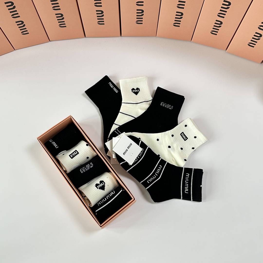 💛配包装MiuMiu（缪缪）新款中长款堆堆袜袜子！一盒五双， 专柜同步筒款袜子，💛大牌出街，潮人必备🔥超