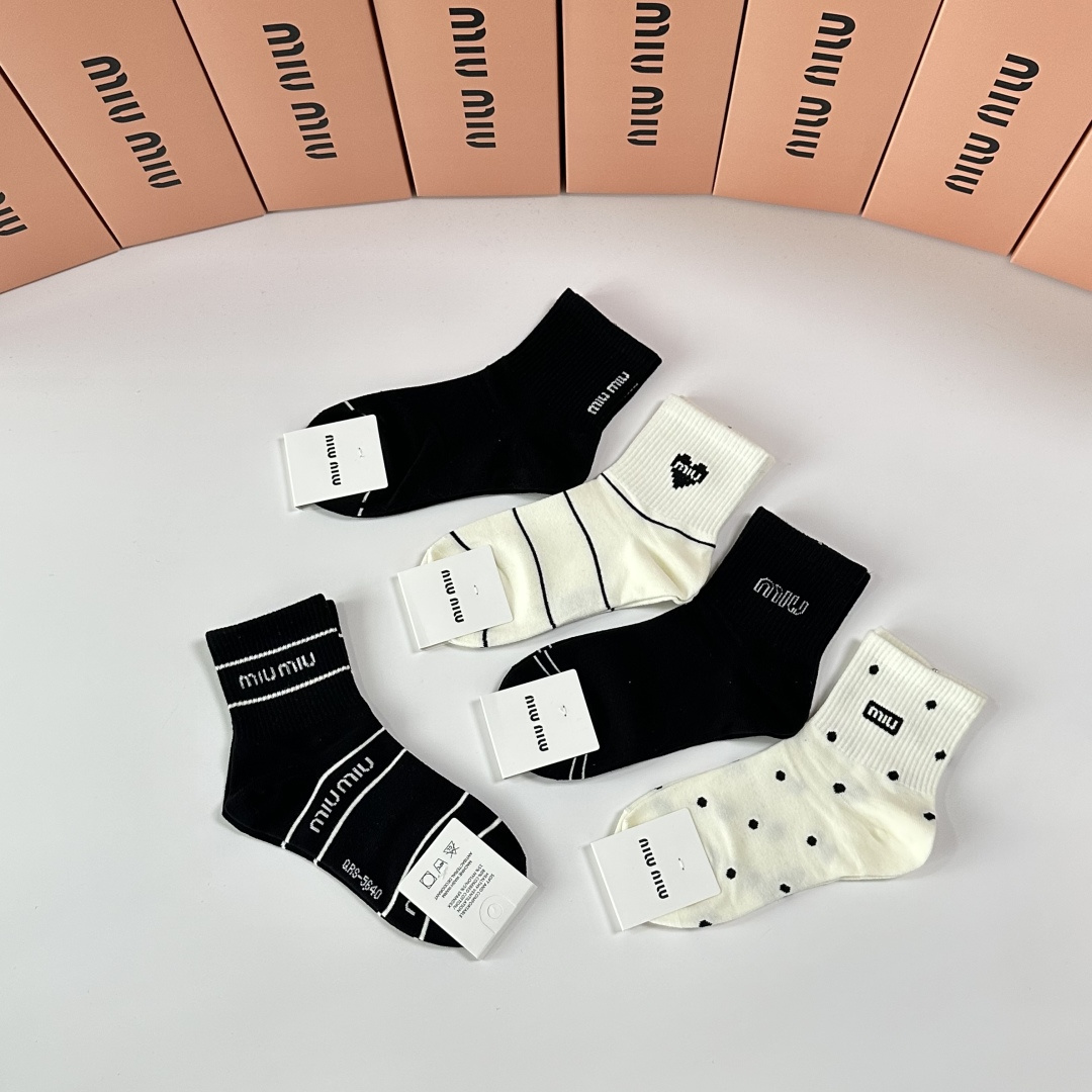 💛配包装MiuMiu（缪缪）新款中长款堆堆袜袜子！一盒五双， 专柜同步筒款袜子，💛大牌出街，潮人必备🔥超
