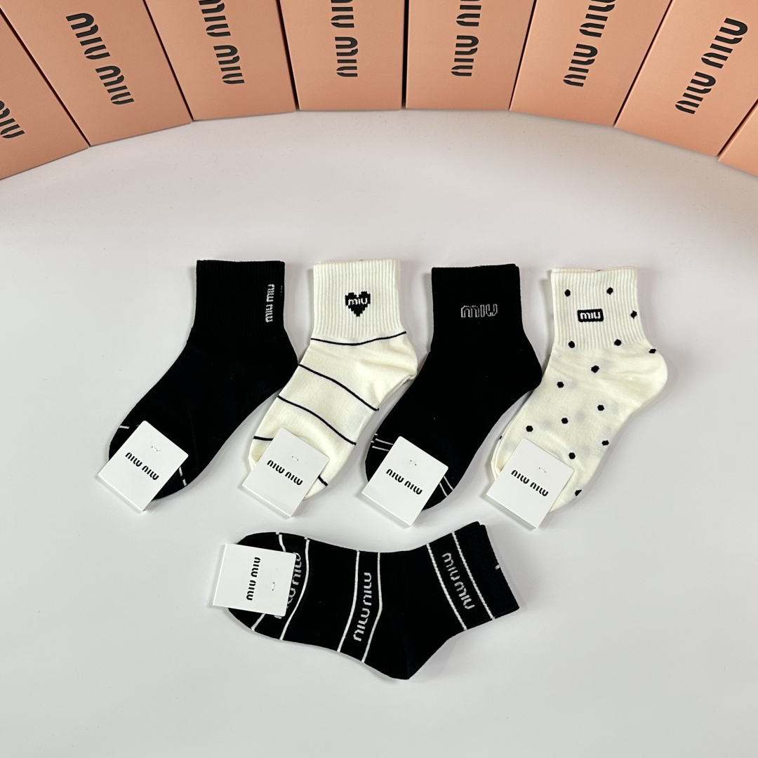💛配包装MiuMiu（缪缪）新款中长款堆堆袜袜子！一盒五双， 专柜同步筒款袜子，💛大牌出街，潮人必备🔥超