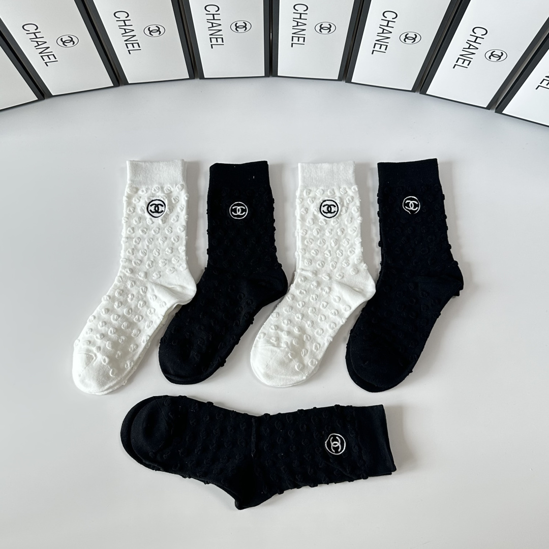 💛配专柜包装Chanel（香奈儿）新款刺绣中长款堆堆袜袜子！一盒五双，专柜同步筒袜袜子，💛大牌出街，潮人