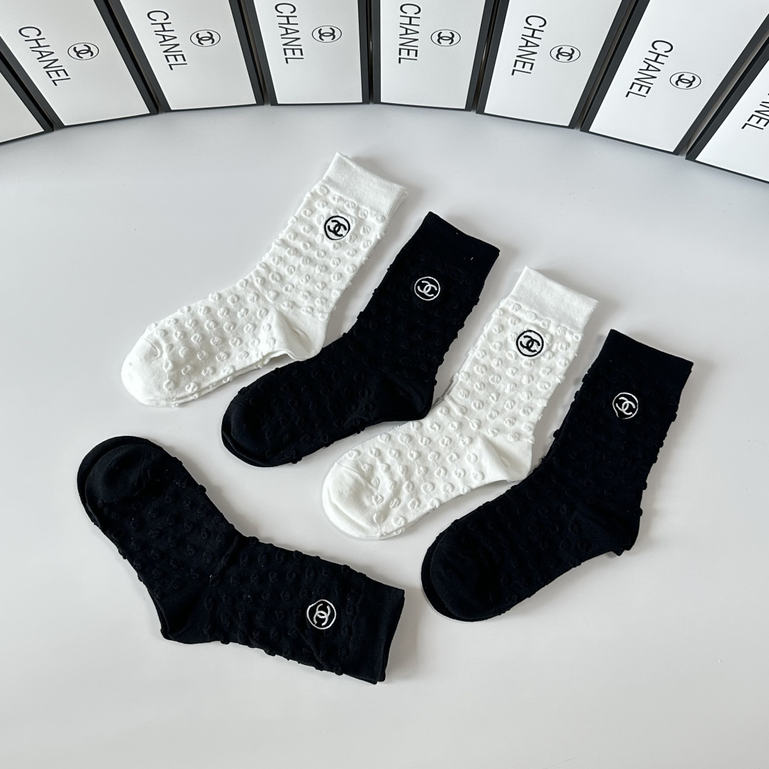💛配专柜包装Chanel（香奈儿）新款刺绣中长款堆堆袜袜子！一盒五双，专柜同步筒袜袜子，💛大牌出街，潮人