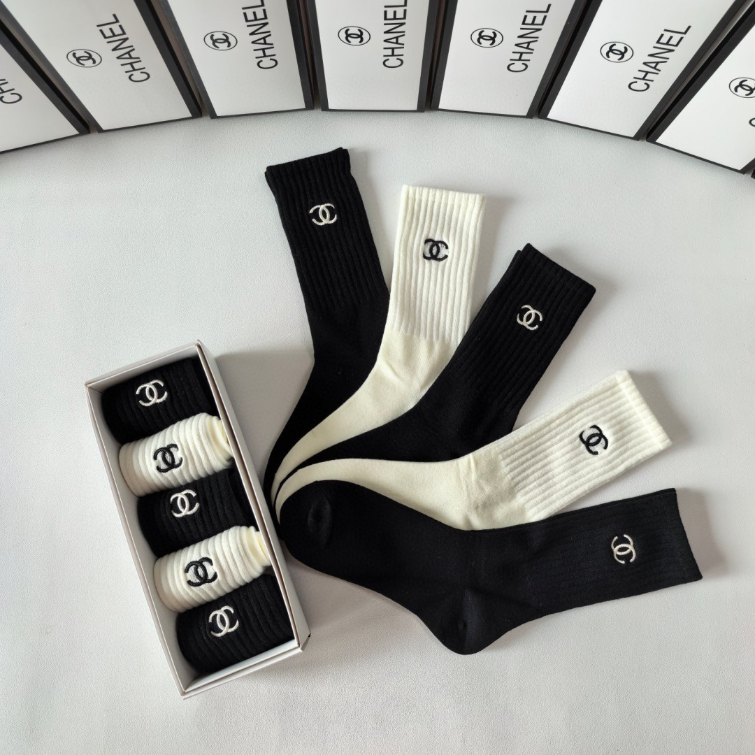 💛配专柜包装Chanel(香奈儿)新款羊绒刺绣中长款堆堆袜袜子！一盒五双，专柜同步筒袜袜子，💛大牌出街，