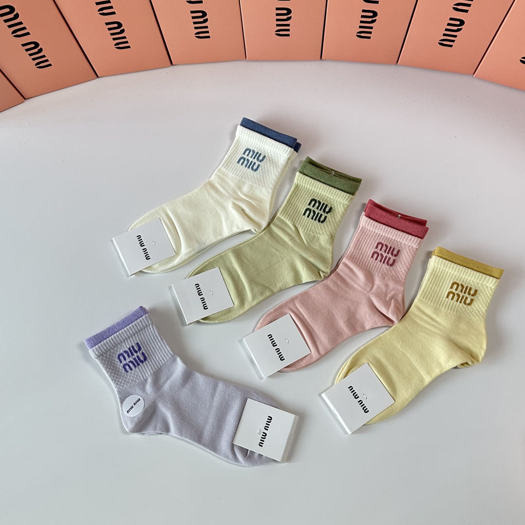 💛配包装MiuMiu（缪缪）新款中长款堆堆袜袜子！一盒五双， 专柜同步筒款袜子，💛大牌出街，潮人必备🔥超