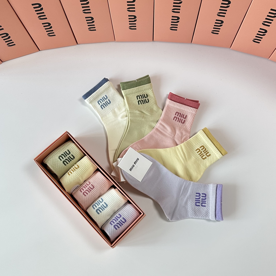 💛配包装MiuMiu（缪缪）新款中长款堆堆袜袜子！一盒五双， 专柜同步筒款袜子，💛大牌出街，潮人必备🔥超
