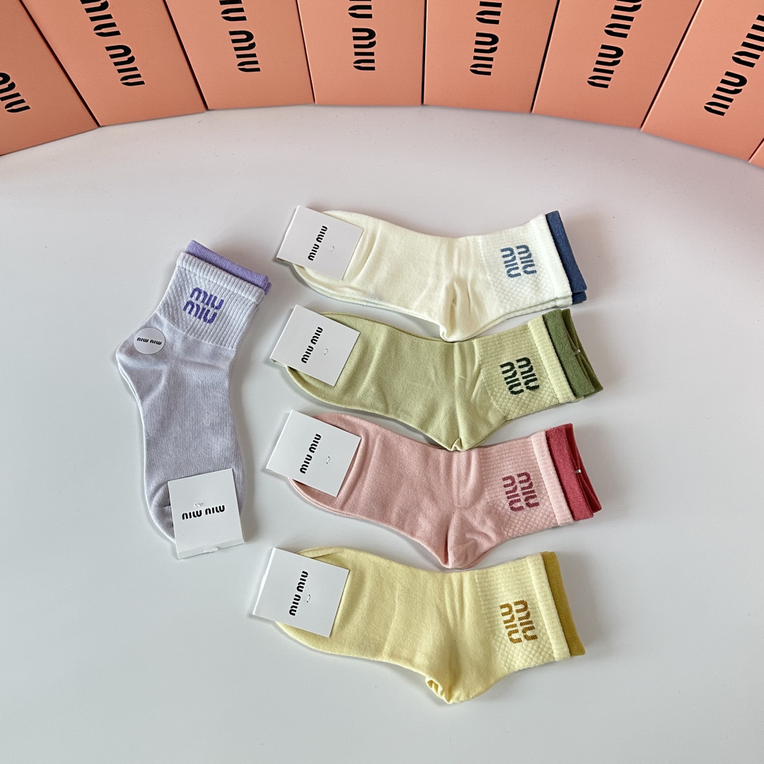 💛配包装MiuMiu（缪缪）新款中长款堆堆袜袜子！一盒五双， 专柜同步筒款袜子，💛大牌出街，潮人必备🔥超