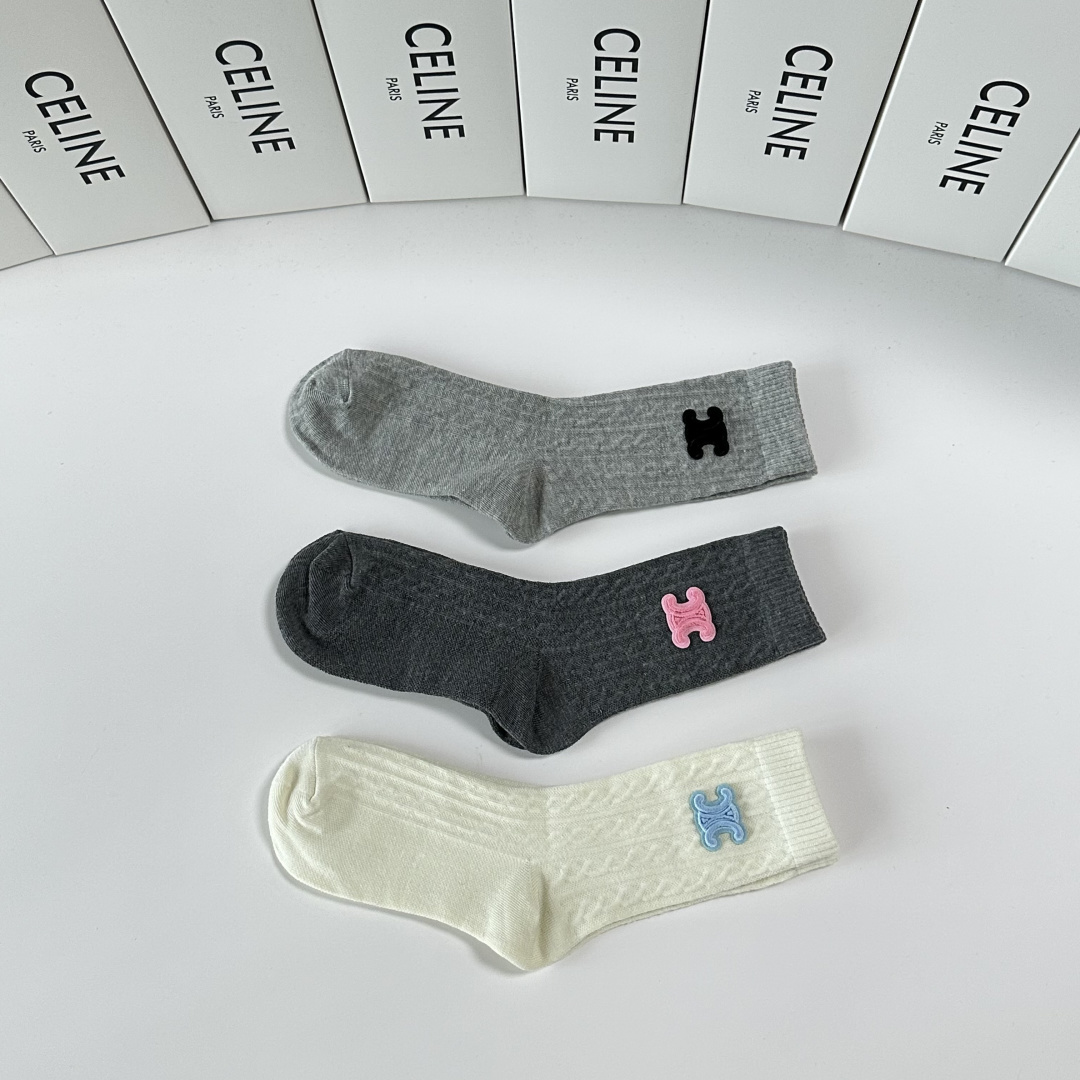 💛配包装Celine（赛琳）新款经典中长款饰品袜堆堆袜袜子！一盒三双， 专柜同步筒款袜子，💛大牌出街，潮