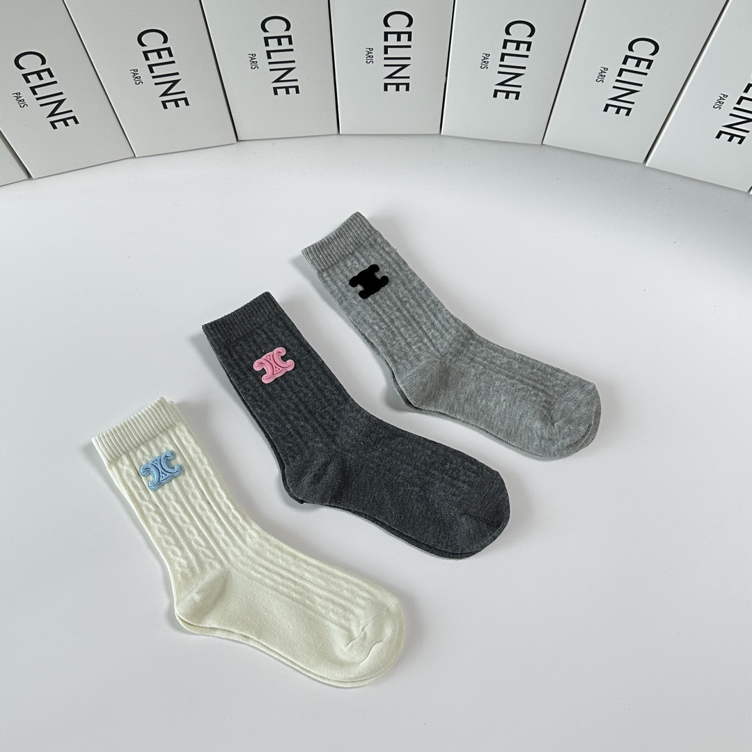 💛配包装Celine（赛琳）新款经典中长款饰品袜堆堆袜袜子！一盒三双， 专柜同步筒款袜子，💛大牌出街，潮
