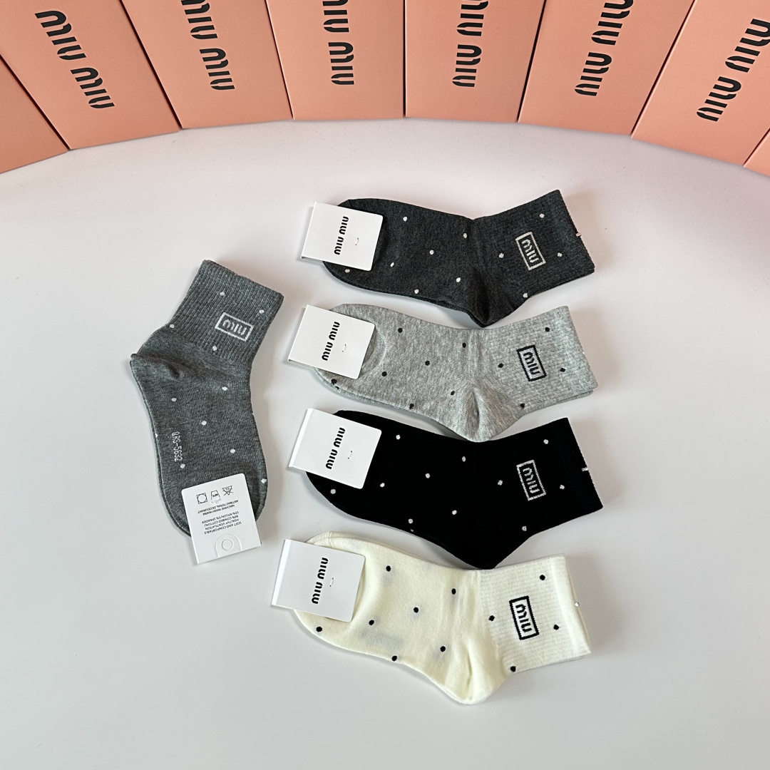 💛配包装MiuMiu（缪缪）新款中长款堆堆袜袜子！一盒五双， 专柜同步筒款袜子，💛大牌出街，潮人必备🔥超