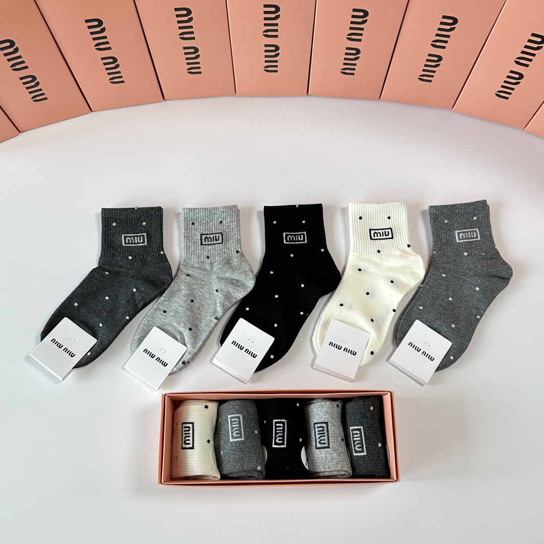 💛配包装MiuMiu（缪缪）新款中长款堆堆袜袜子！一盒五双， 专柜同步筒款袜子，💛大牌出街，潮人必备🔥超
