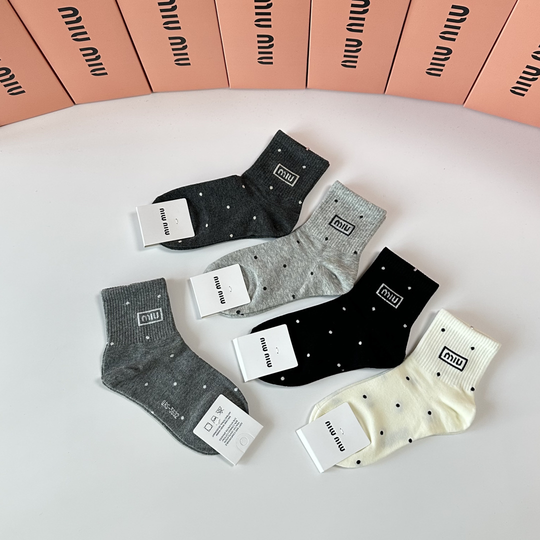💛配包装MiuMiu（缪缪）新款中长款堆堆袜袜子！一盒五双， 专柜同步筒款袜子，💛大牌出街，潮人必备🔥超
