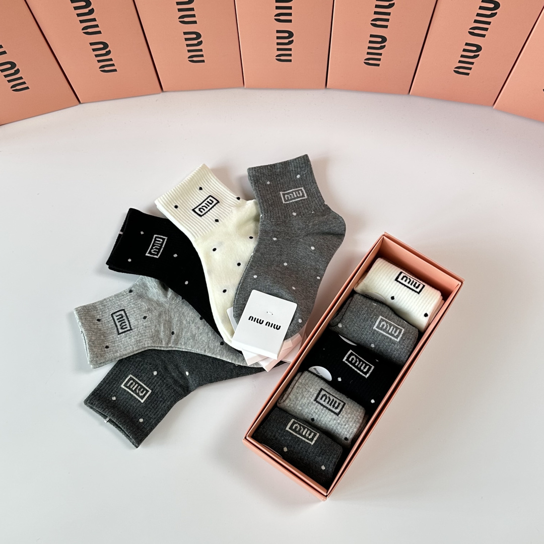 💛配包装MiuMiu（缪缪）新款中长款堆堆袜袜子！一盒五双， 专柜同步筒款袜子，💛大牌出街，潮人必备🔥超