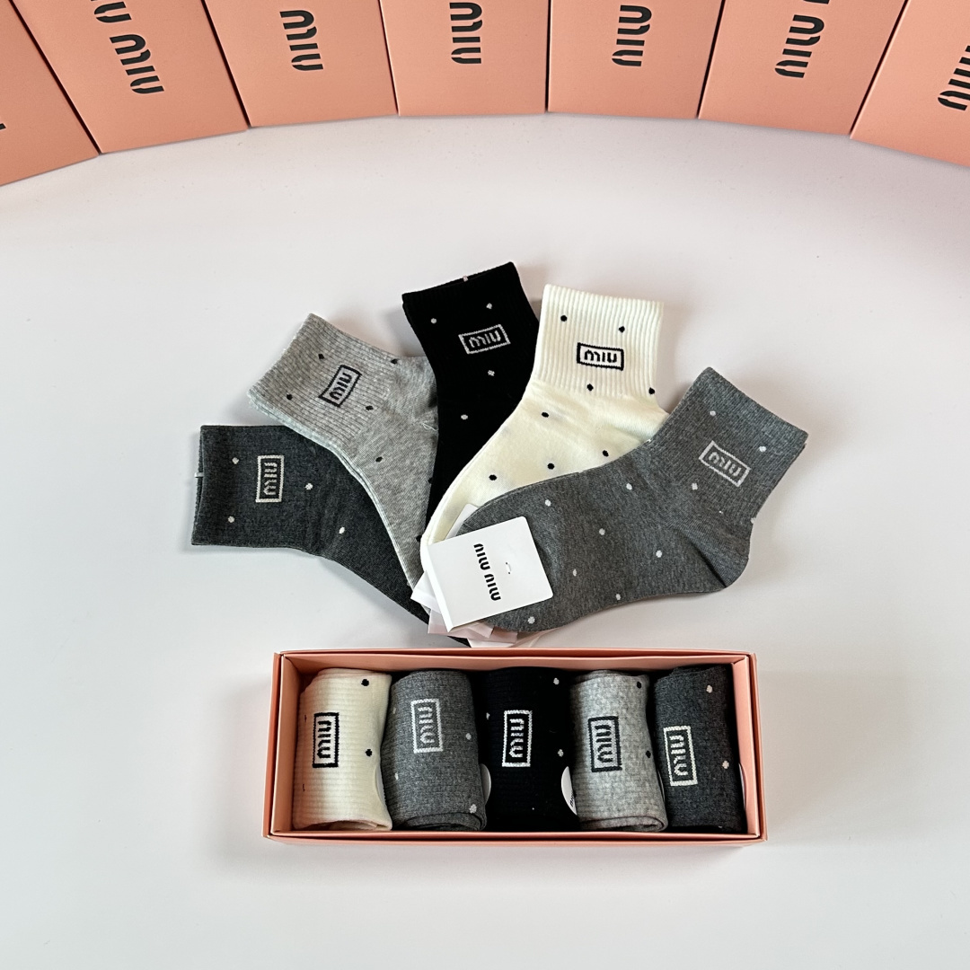 💛配包装MiuMiu（缪缪）新款中长款堆堆袜袜子！一盒五双， 专柜同步筒款袜子，💛大牌出街，潮人必备🔥超