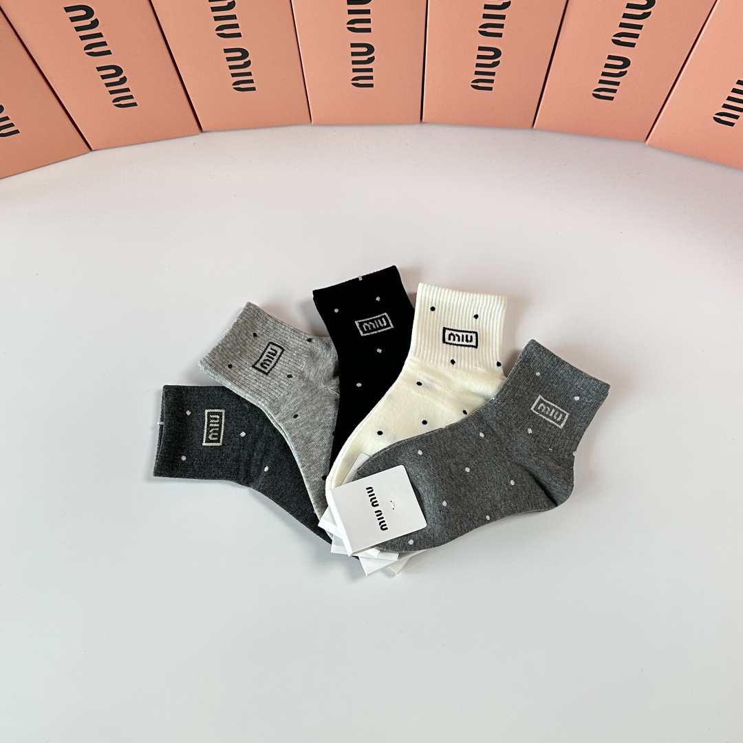 💛配包装MiuMiu（缪缪）新款中长款堆堆袜袜子！一盒五双， 专柜同步筒款袜子，💛大牌出街，潮人必备🔥超