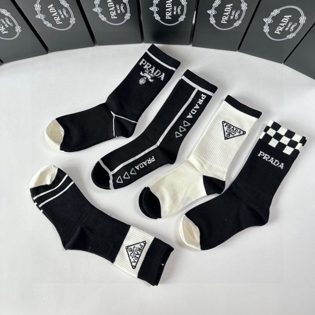特P55 💛配专柜包装
PRADA（普拉达）新款中长款堆堆袜袜子！一盒五双，专柜同步筒袜袜子，💛大牌出街，潮人必备🔥超好搭