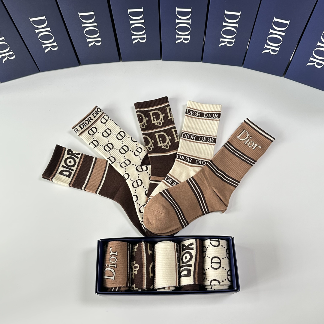 💛配包装DIOR（迪奥）新款中长筒款堆堆袜袜子！一盒五双， 专柜同步筒款袜子，💛大牌出街，潮人必备🔥超好