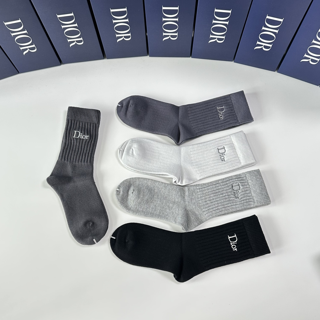💛配包装DIOR（迪奥）新款羊绒刺绣中长筒款堆堆袜袜子！一盒五双， 专柜同步筒款袜子，💛大牌出街，潮人必