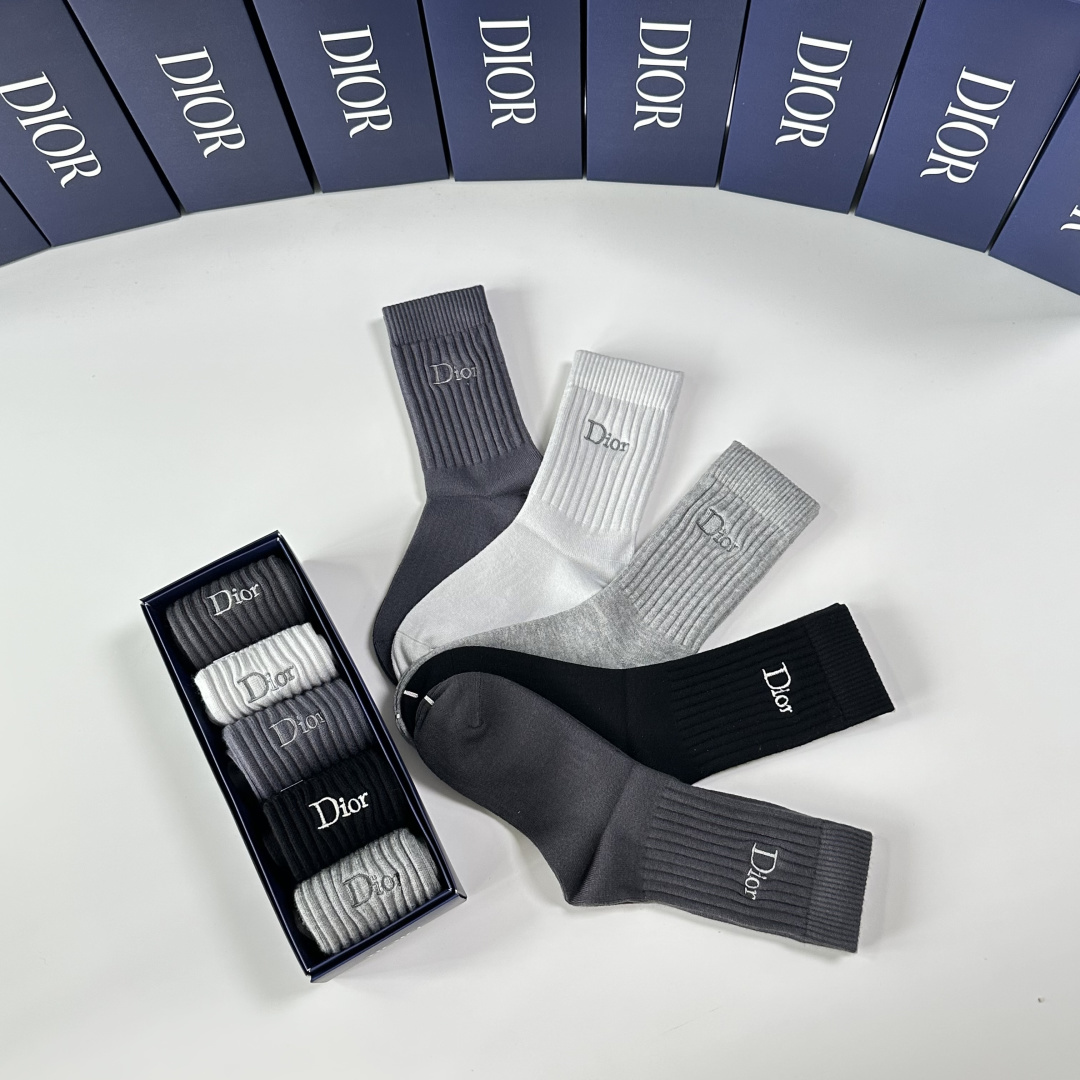 💛配包装DIOR（迪奥）新款羊绒刺绣中长筒款堆堆袜袜子！一盒五双， 专柜同步筒款袜子，💛大牌出街，潮人必