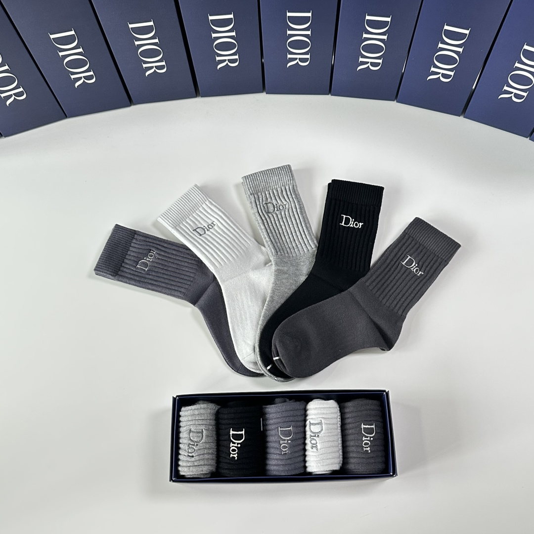 💛配包装DIOR（迪奥）新款羊绒刺绣中长筒款堆堆袜袜子！一盒五双， 专柜同步筒款袜子，💛大牌出街，潮人必
