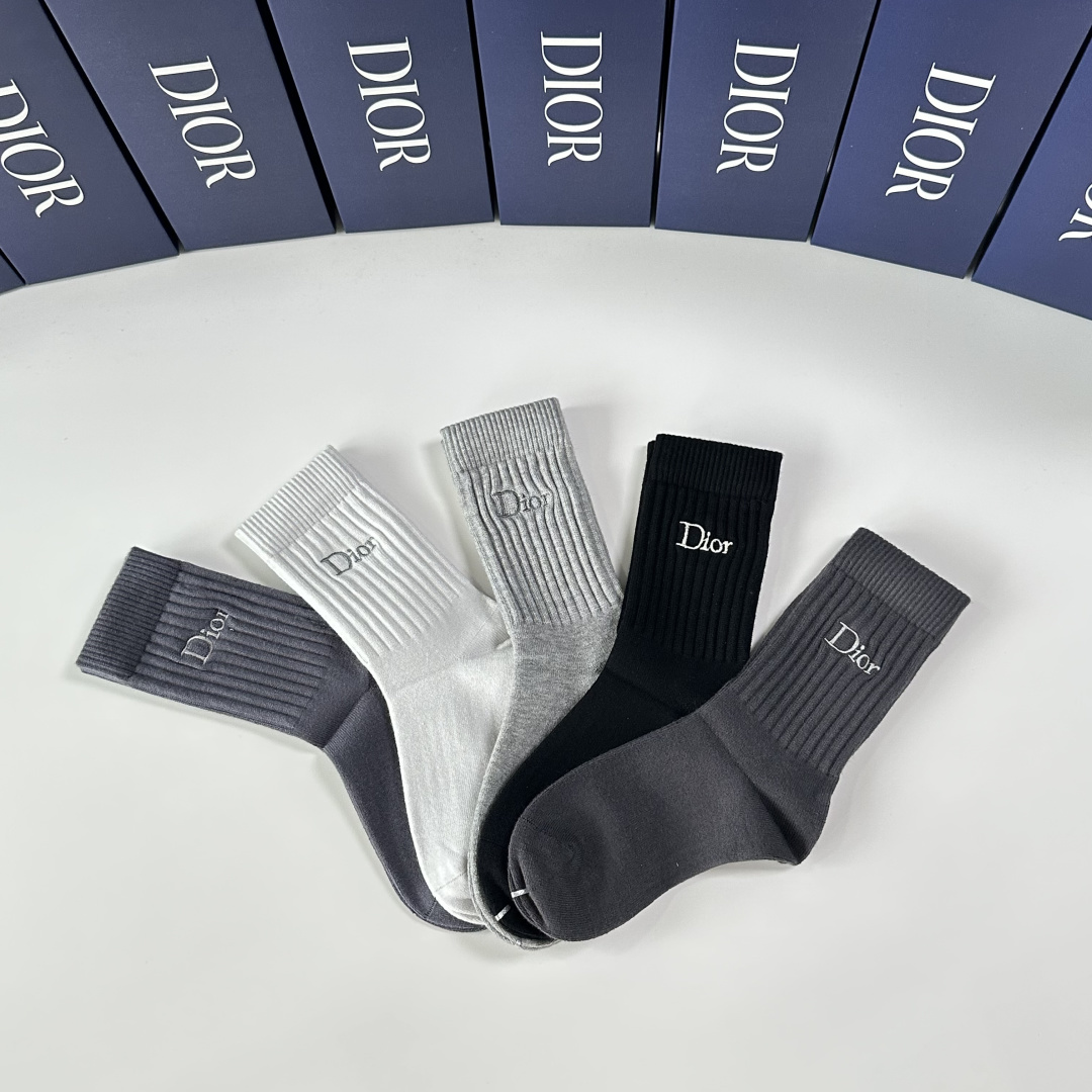 💛配包装DIOR（迪奥）新款羊绒刺绣中长筒款堆堆袜袜子！一盒五双， 专柜同步筒款袜子，💛大牌出街，潮人必