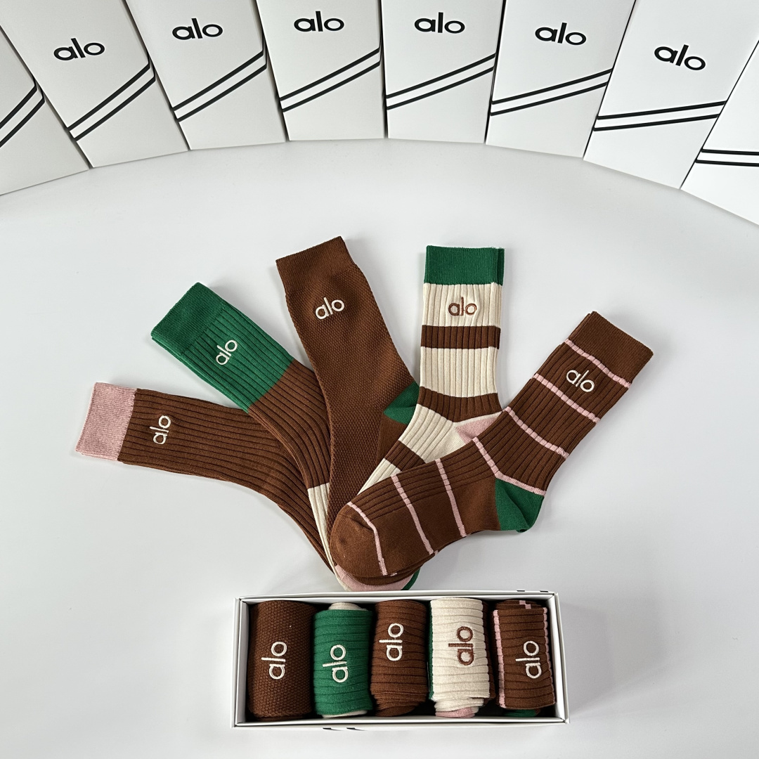 💛配专柜包装ALO 新款双针刺绣中长款堆堆袜袜子！一盒五双，专柜同步筒袜袜子，💛大牌出街，潮人必备🔥超好