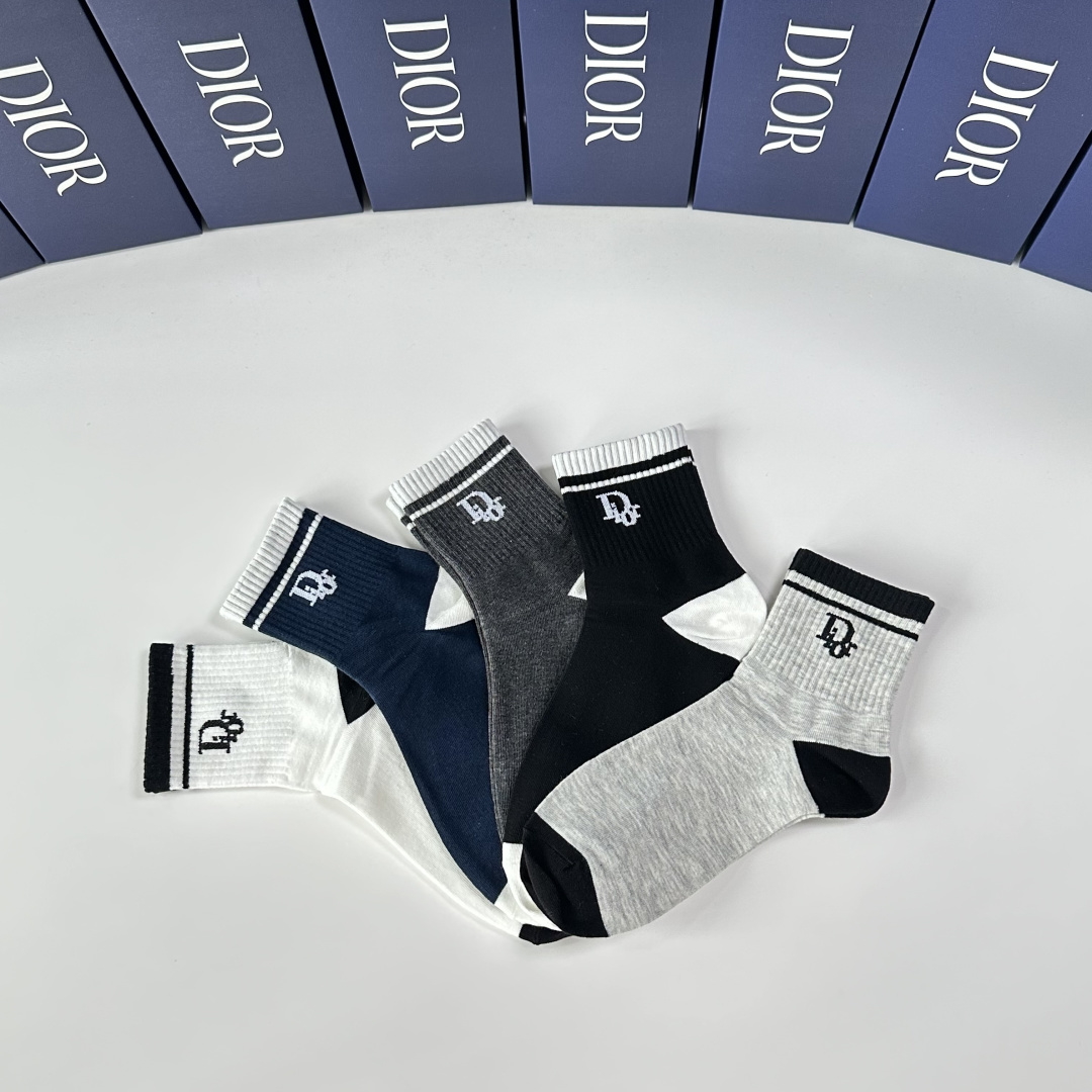 💛配专柜包装DIOR（迪奥）新款中长款堆堆袜袜子！一盒五双，专柜同步筒袜袜子，💛大牌出街，潮人必备🔥超好